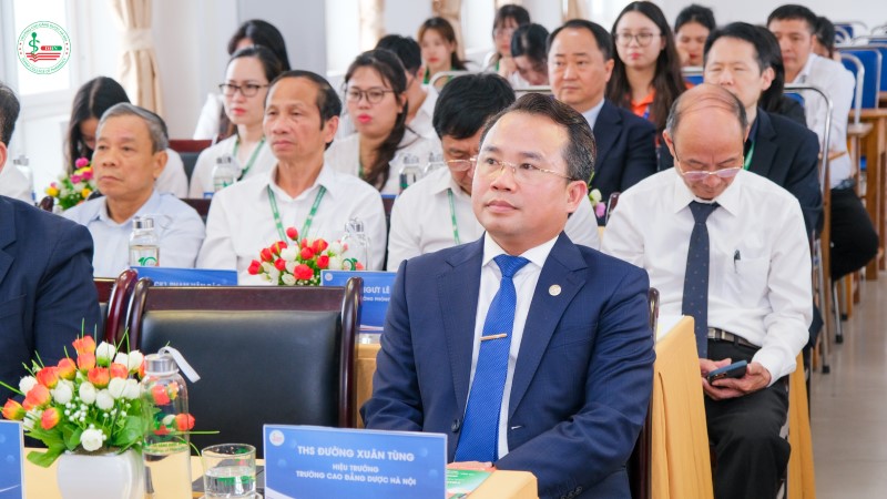 Ths. Đường Xuân Tùng Hiệu trưởng nhà trường tại buổi lễ
