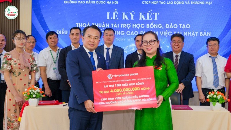 Tại buổi lễ, EK Group công bố tài trợ 100 suất học bổng với tổng giá trị lên tới 4 tỷ đồng