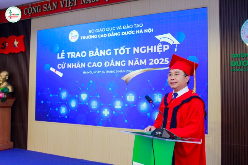 Thạc sĩ Đường Xuân Tùng – Hiệu trưởng Nhà trường đã gửi lời chúc mừng tới các tân dược sĩ