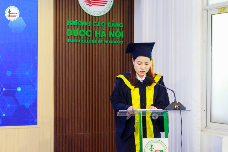 Đại diện cho sinh viên Khóa 8, tân dược sĩ Nguyễn Thị Định