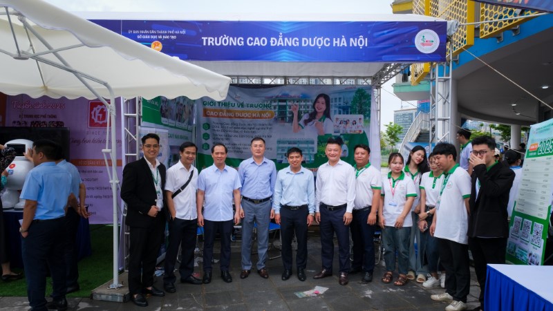 TS Phạm Vũ Quốc Bình - Phó Cục trưởng Cục GDNN&GDTX, Bộ Giáo dục và Đào tạo thăm gian hàng Trường Cao đẳng Dược Hà Nội và chụp ảnh cùng thầy/trò Nhà trường