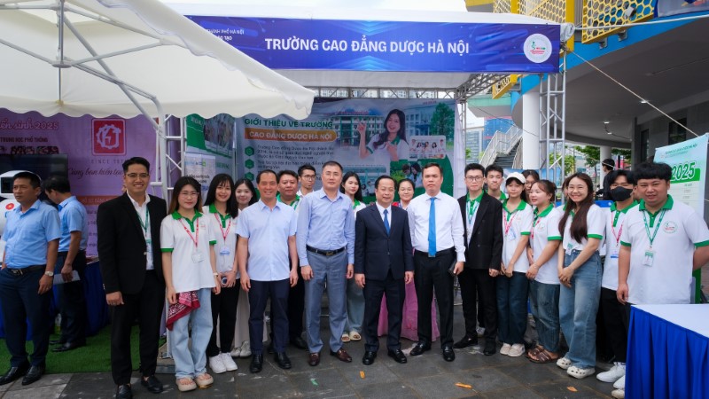 TS Trần Thế Cương - Giám đốc Sở GD&DT Hà Nội, Ông Nguyễn Hồng Dân - Phó GĐ Sở GD&DT thăm gian hàng Trường Cao đẳng Dược Hà Nội và chụp ảnh cùng thầy/trò trường Cao đẳng Dược Hà Nội