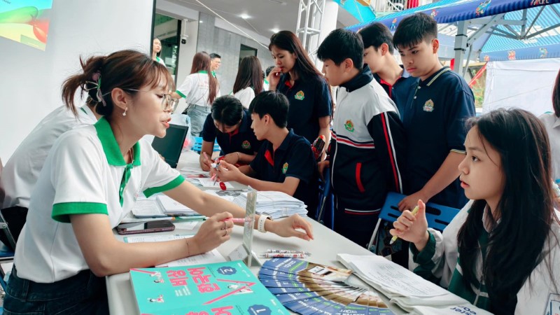  Trường Cao đẳng Dược Hà Nội thu hút hàng trăm lượt học sinh, phụ huynh và khách mời đến tìm hiểu