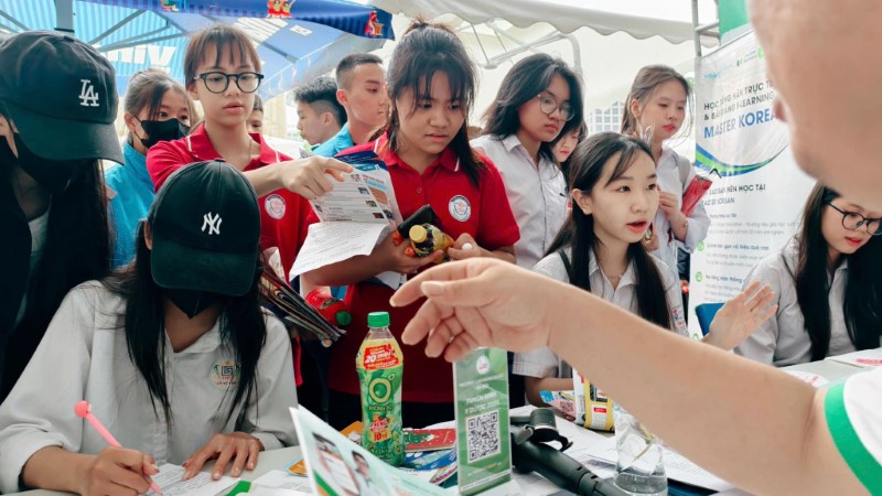  Trường Cao đẳng Dược Hà Nội thu hút hàng trăm lượt học sinh, phụ huynh và khách mời đến tìm hiểu