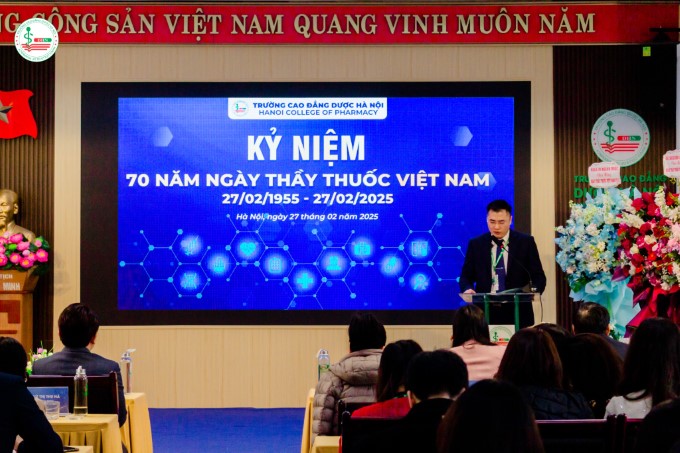 Ths Nguyễn Thế Lực  - Phó hiệu trưởng nhà trường đọc thư của Bộ trưởng Bộ Y tế gửi tới các thầy thuốc nhân dịp đặc biệt