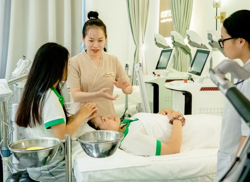 Cao đẳng Dược Hà Nội là một trong những cơ sở uy tín trong đào tạo chăm sóc sắc đẹp