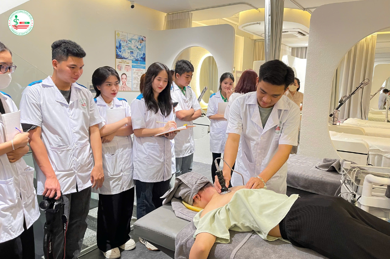 Sinh viên trường Cao đẳng Dược Hà Nội sẽ có những giờ thực hành chăm sóc sắc đẹp trong môi trường hiện đại