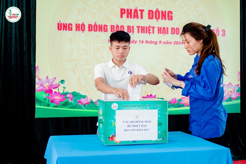 Các đại biểu, giảng viên, nhân viên và sinh viên cùng nhau chung tay thể hiện tinh thần tương thân tương ái