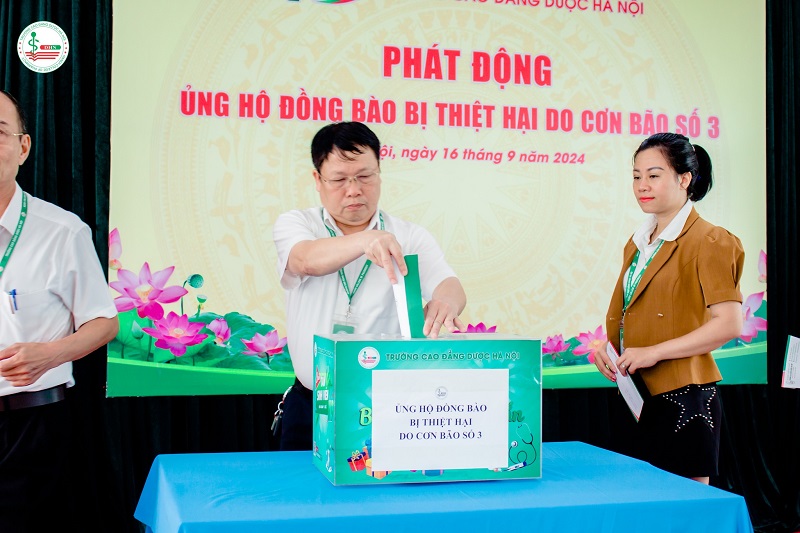 Các đại biểu, giảng viên, nhân viên và sinh viên cùng nhau chung tay thể hiện tinh thần tương thân tương ái