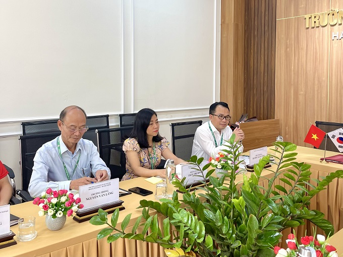 Ths. Đường Xuân Tùng - Hiệu trưởng nhà trường cùng các thầy cô Trường Cao đẳng Dược Hà Nội tại lễ ký kết