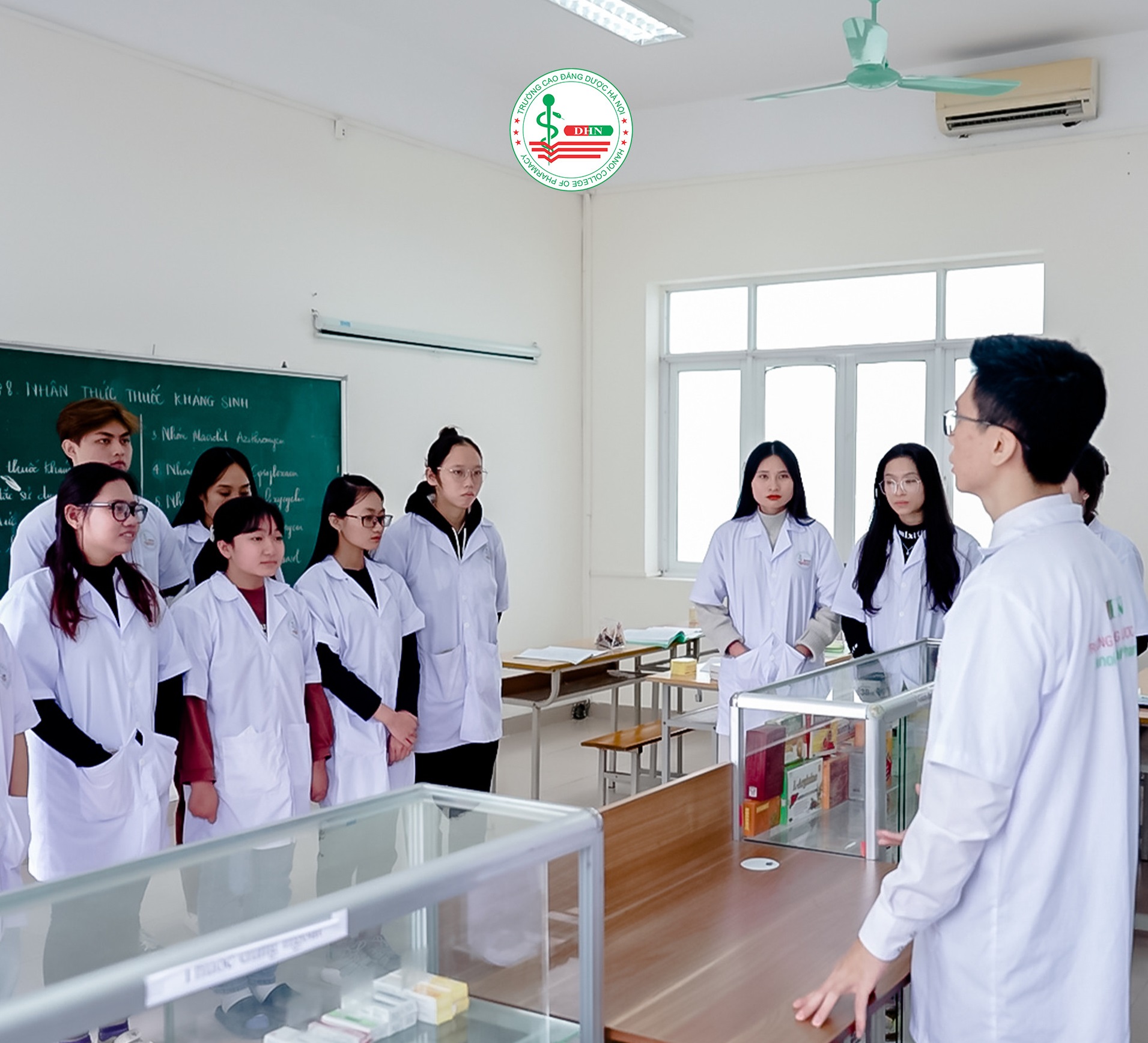 Học ngành Dược ra trường làm gì là câu hỏi nhiều sinh viên và quý phụ huynh quan tâm