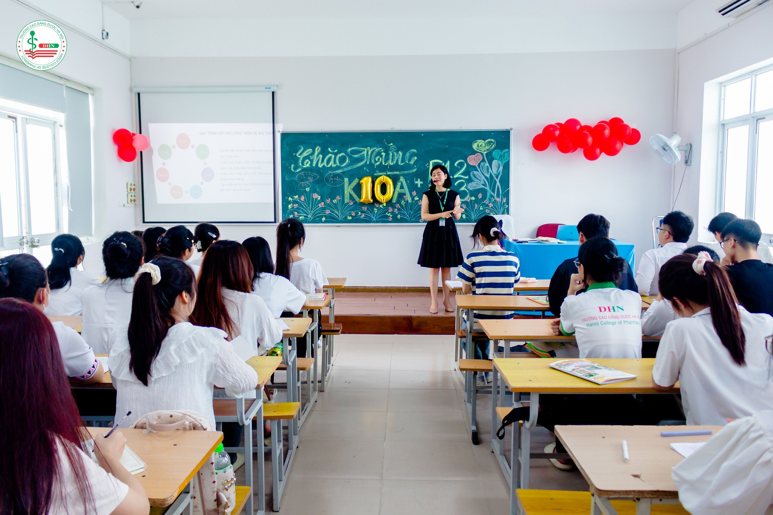Bên cạnh các môn học chuyên ngành, cả sinh viên ngành Dược và Điều Dưỡng đều tham gia các lớp học về Kỹ Năng Mềm