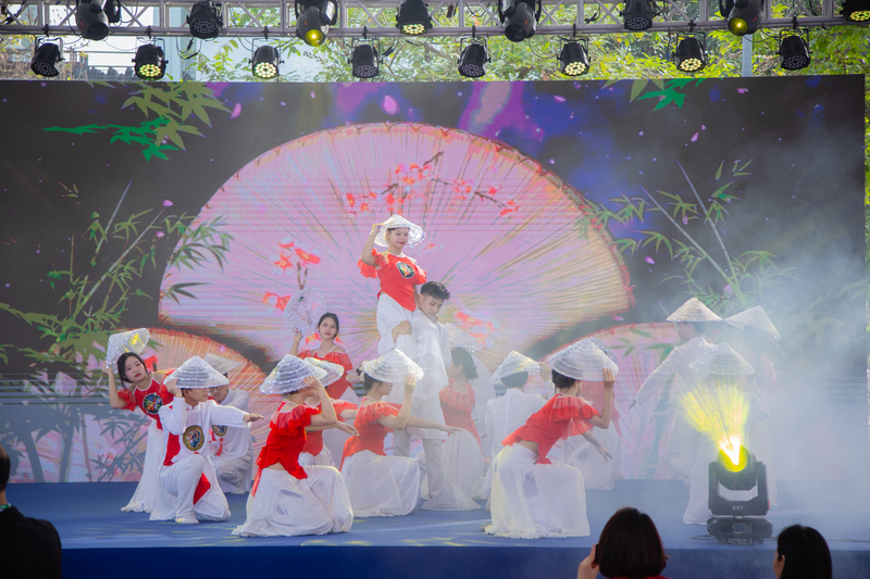 Tiết mục Múa Nón Lá Việt Nam do tập thể lớp Dược K10A.P1.3 