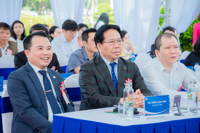 Buổi lễ có sự tham dự của toàn thể sinh viên, giảng viên cùng các vị đại biểu khách quý.