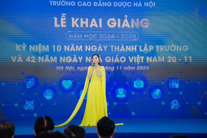 Sự xuất hiện của ca sĩ khách mời Thanh Xuân tại sự kiện khai giảng trường Cao đẳng Dược Hà Nội