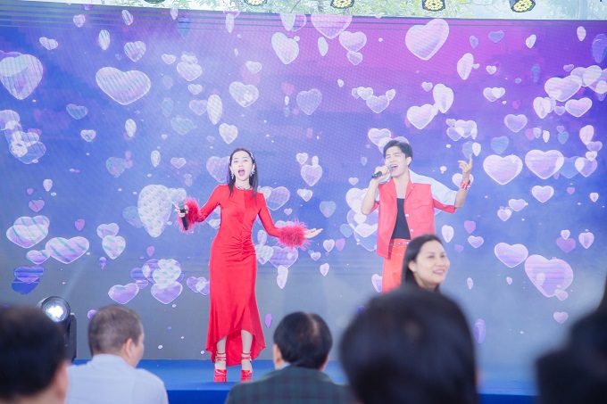 Sự xuất hiện của ca sĩ khách mời tại sự kiện khai giảng trường Cao đẳng Dược Hà Nội