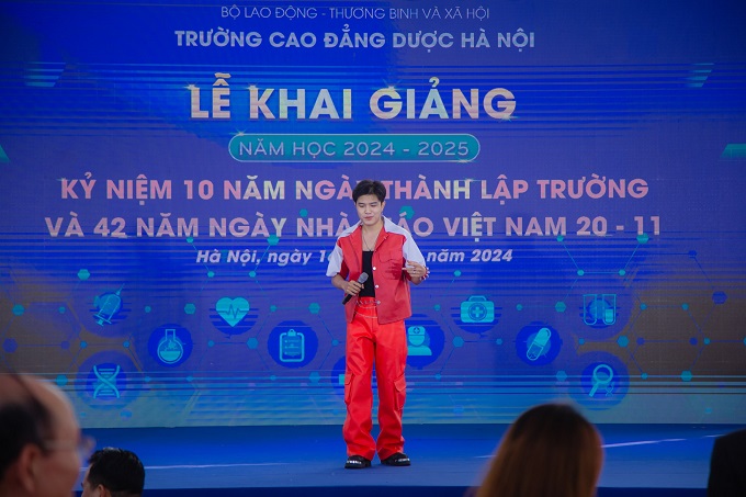 Sự xuất hiện của ca sĩ khách mời tại sự kiện khai giảng trường Cao đẳng Dược Hà Nội