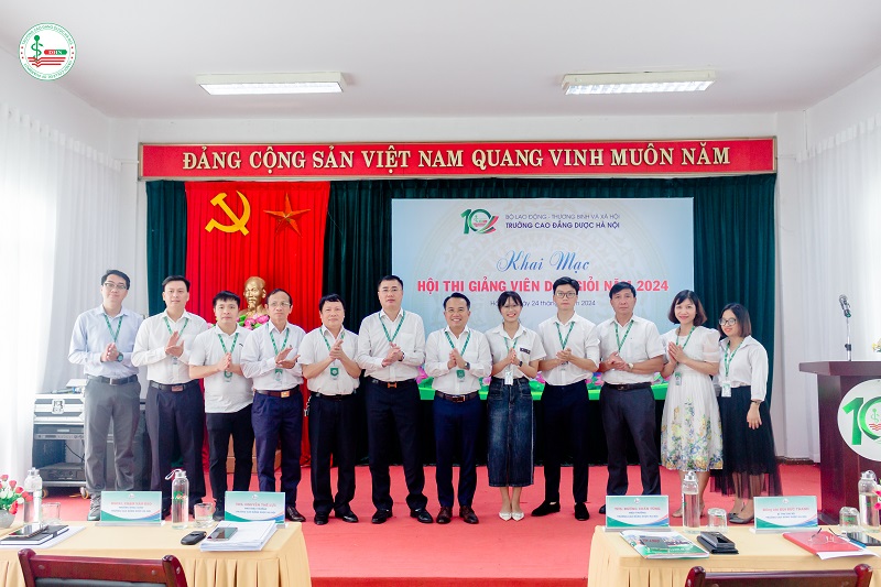 Ban giám hiệu nhà trường và các thầy cô tham gia hội thi chụp ảnh kỷ niệm