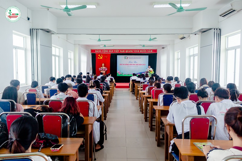 Đội ngũ giảng viên, nhân viên và sinh viên tiêu biểu tham dự khai mạc hội thi giảng viên dạy giỏi