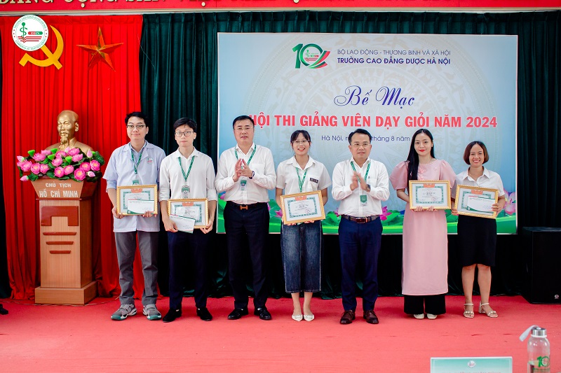 Ban giám hiệu nhà trường trao giải cho các giảng viên dạy giỏi tại Hội thi Giảng viên dạy giỏi