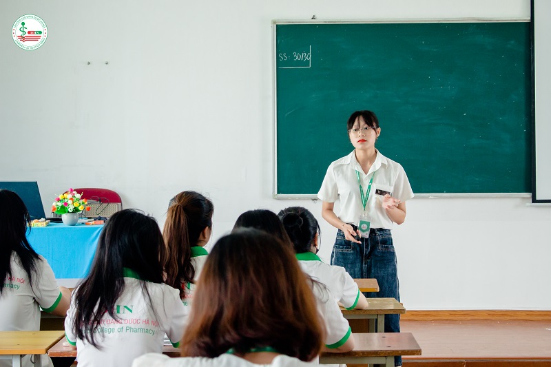 Thầy cô tham gia hội thi Giảng viên dạy giỏi năm 2024