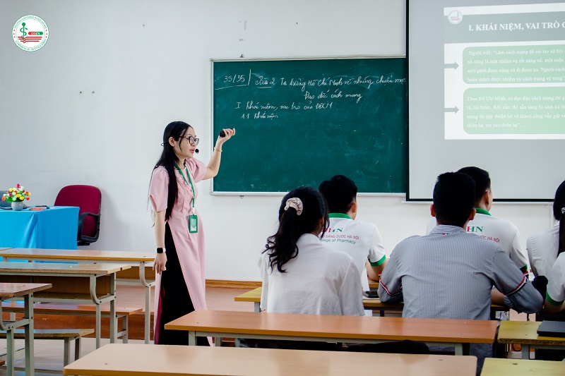 Thầy cô tham gia hội thi Giảng viên dạy giỏi năm 2024