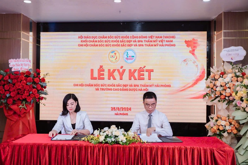 Bác sĩ  Trần Huy Khánh - Phó chủ tịch Chi hội Chăm sóc sức khỏe sắc đẹp và Spa thẩm Mỹ Hải Phòng và Bà Trần Thị Bình - Phó Giám đốc Trung tâm Hợp tác Quốc tế CĐ Dược Hà Nội ý kết hợp tác