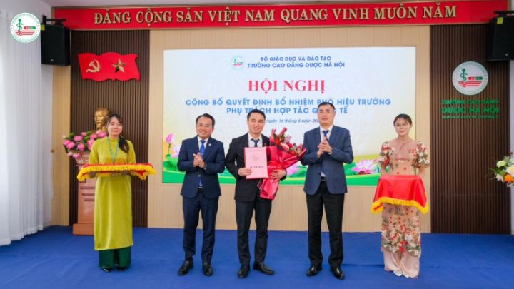 Hội nghị công bố Quyết định bổ nhiệm Phó Hiệu trưởng phụ trách Hợp tác quốc tế và ký kết hợp tác toàn diện với Tập đoàn EK Group
