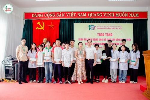 Trao tặng kinh phí hỗ trợ sinh viên bị ảnh hưởng bởi bão số 3 Yagi