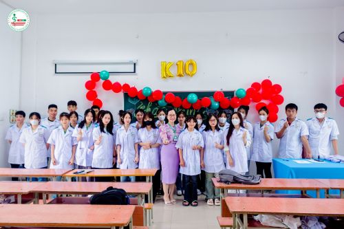 Tân sinh viên Cao Đẳng Dược Hà Nội hào hứng trong buổi học đầu tiên