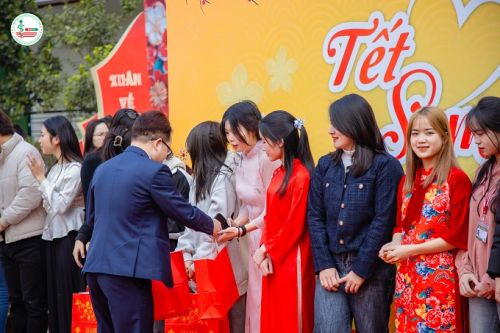 Trường Cao đẳng Dược Hà Nội tặng quà Tết cho 100% sinh viên