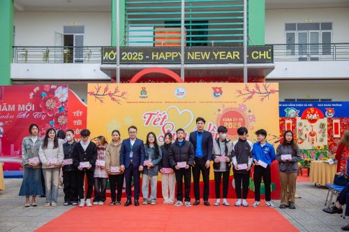 Tết không còn xa, trường Cao đẳng Dược Hà Nội tặng vé xe về quê miễn phí cho sinh viên
